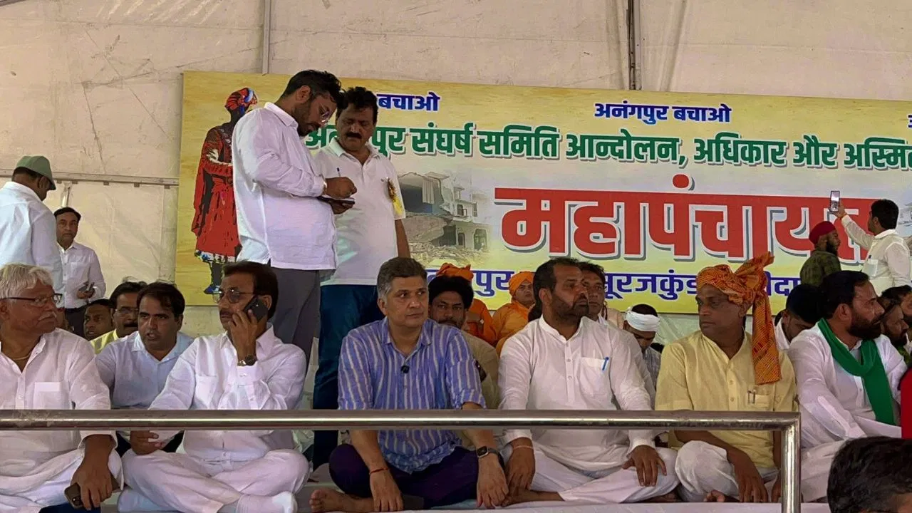 अनंगपुर में अतिक्रमण विरोधी कार्रवाई के खिलाफ महापंचायत, विपक्षी दलों ने दिया समर्थन