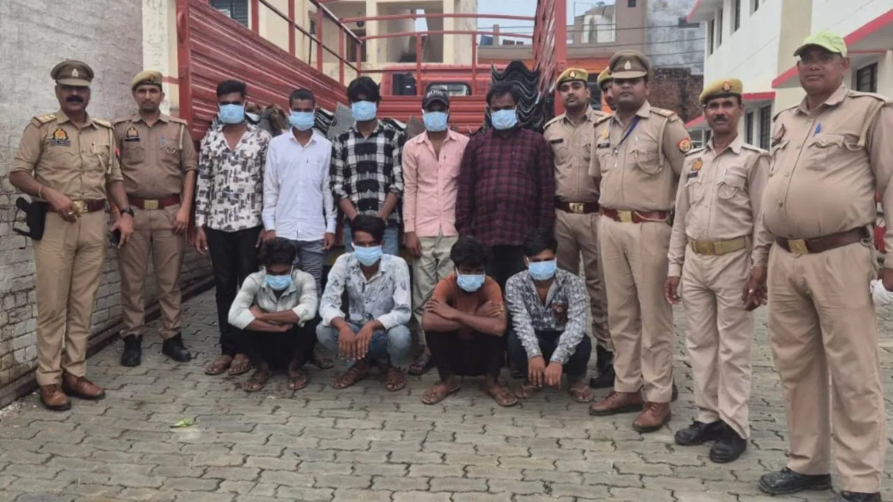 बैरियर चुराकर बेचते थे कबाड़ में, औरैया पुलिस ने किया गैंग का पर्दाफाश