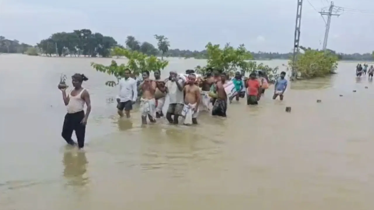 बाढ़ के कहर में टूटा अंतिम सफर का रास्ता, 5 किमी बहते पानी में शव लेकर चले परिजन