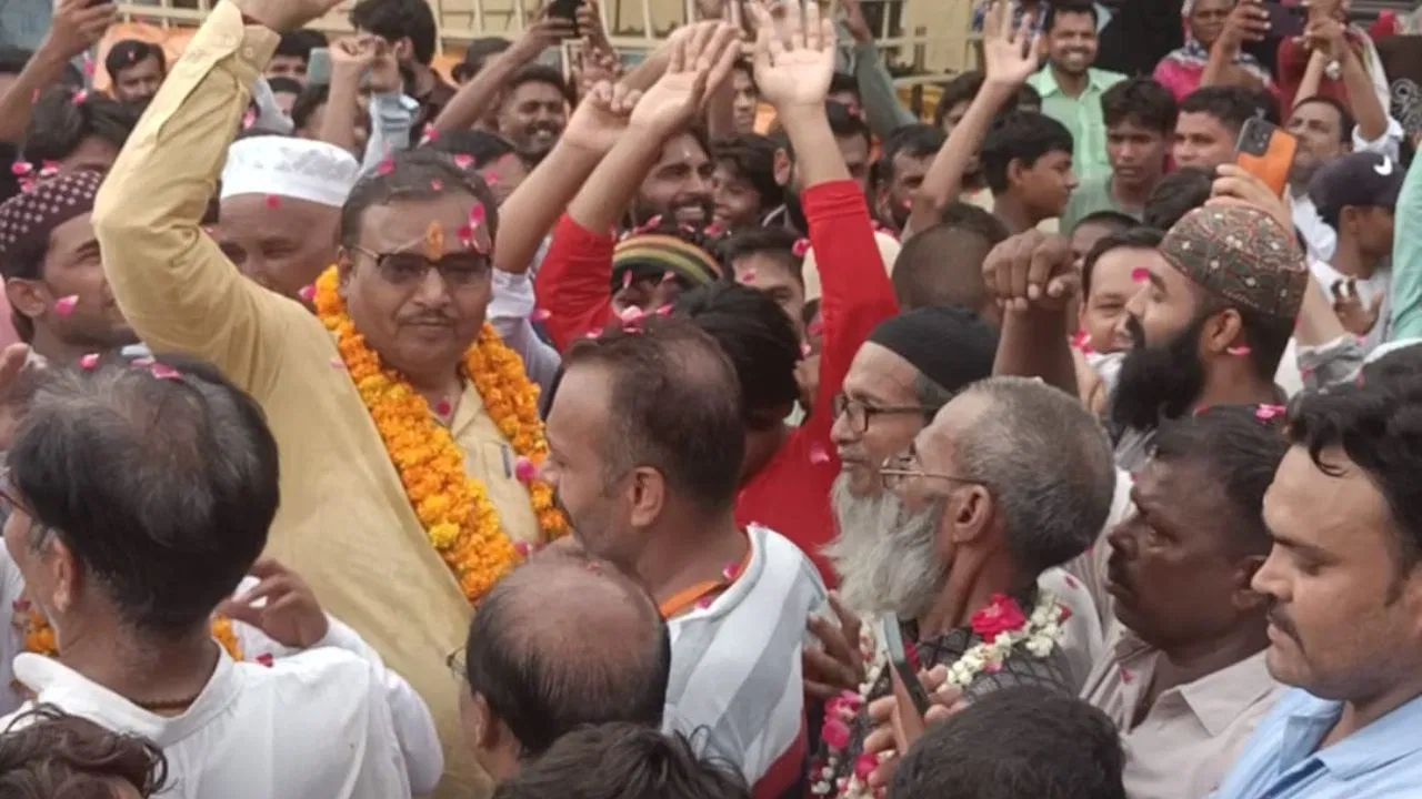 बरेली में भाईचारे की मिसाल: ताजिए पर बरसे फूल, कांवड़ यात्रा पर भी स्वागत की तैयारी