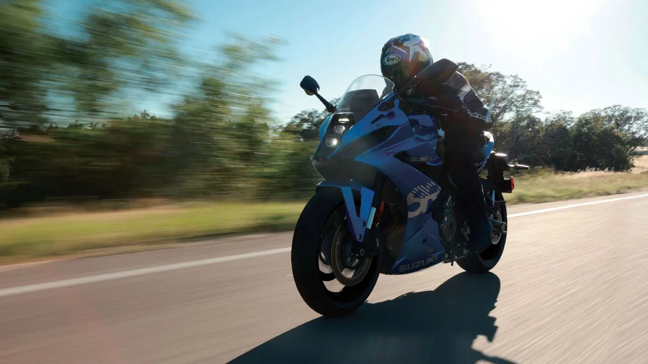 नई GSX-8R से उठा पर्दा, सुजुकी ने पेश की दमदार स्पोर्टबाइक नई लुक और फीचर्स के साथ