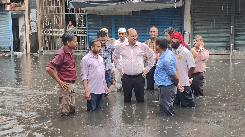 बारिश से मेरठ में सड़कों पर भरा पानी, डीएम ने अफसरों संग लिया हालात का जायजा