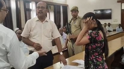 जनसुनवाई में बच्ची की आंखों से छलके दर्द, डीएम ने उठाया इलाज का जिम्मा
