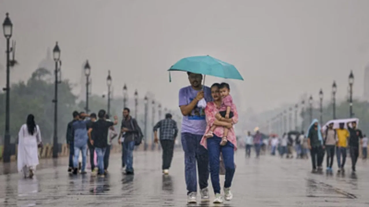 दिल्ली-एनसीआर में घने बादलों का डेरा, बारिश से मिली गर्मी से राहत