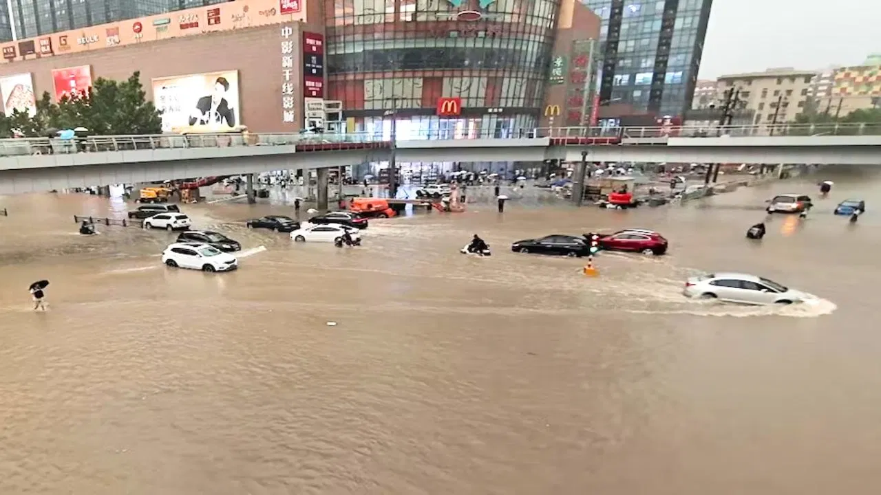 बीजिंग में मूसलाधार बारिश से तबाही, 30 से ज्यादा मौतें