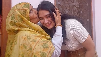 फाइटर पायलट बनी आस्था, दादी ने उतारी नजर, गांव बोला- ये बेटी तो हीरा है