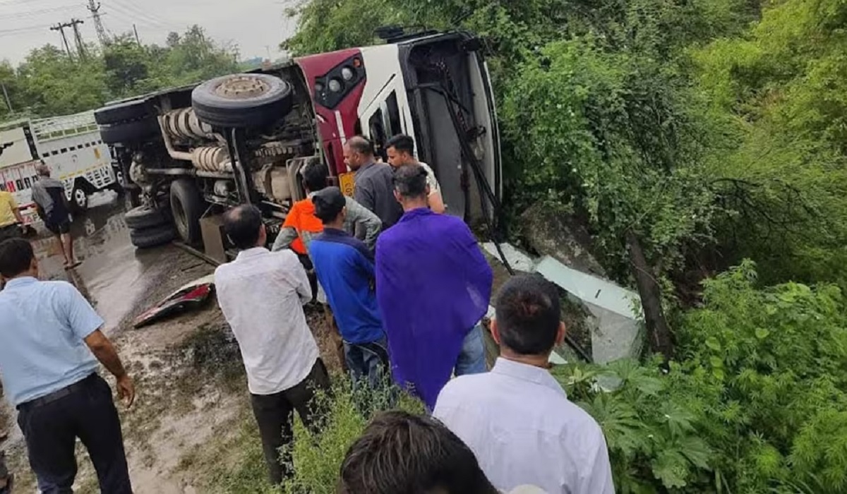 हिमाचल में भारी बारिश का कहर जारी, नालागढ़ में बस पलटी, 40 यात्री घायल