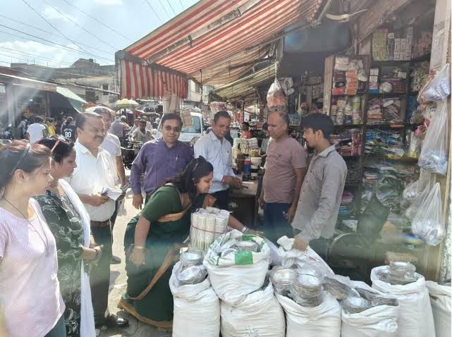 नगर पालिका ने चलाया प्रतिबंधित प्लास्टिक के विरुद्ध अभियान, तीन दुकानों से बरामद हुई 5.5 किलो प्लास्टिक