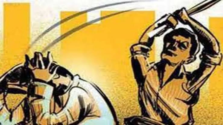 जमीन के विवाद में बेटे ने पिता पर किया फावड़े से हमला, हालत गंभीर