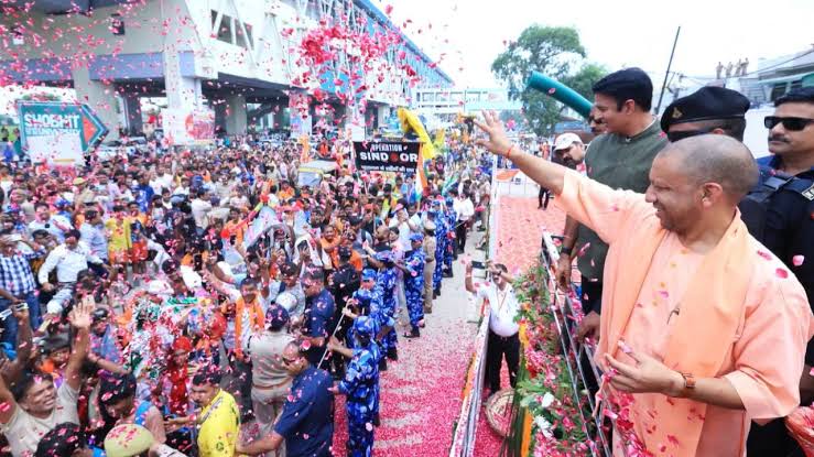 मेरठ: कांवड़ियों पर सीएम योगी ने की पुष्पवर्षा, उपद्रवियों के पोस्टर चस्पा करने के निर्देश