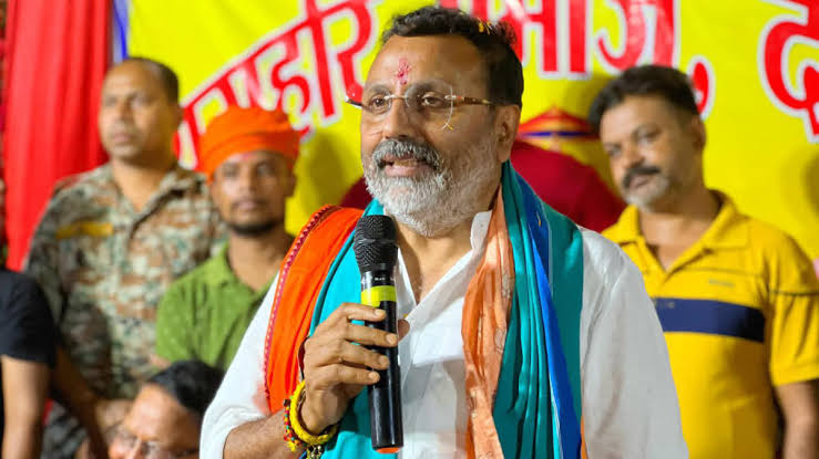 इंदिरा गांधी ने ब्रिटिश सैन्य सलाह से किया था स्वर्ण मंदिर पर हमला: दुबे