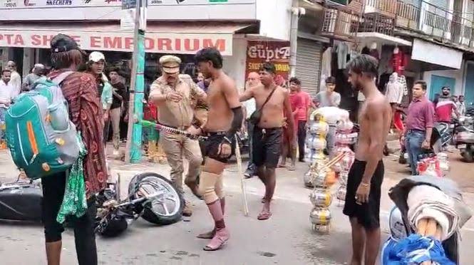 शहर में बाइक सवार युवक से मारपीट, चार अज्ञात कांवड़ियों पर मुकदमा दर्ज