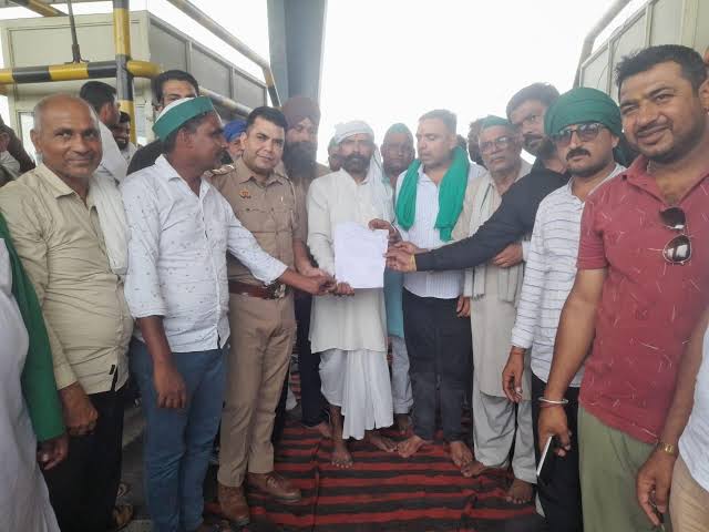 टोल वसूली के विरोध में भाकियू का छपार टोल प्लाजा पर धरना