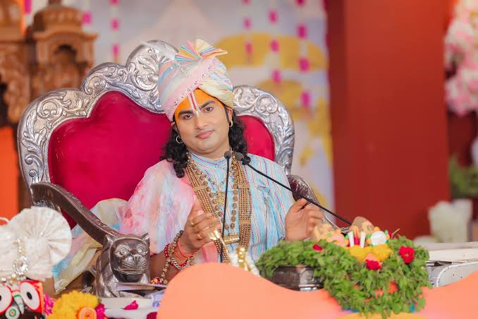 स्वामी अनिरुद्धाचार्य के नाम पर फर्जी सोशल मीडिया अकाउंट बनाकर ठगी करने वाला युवक गिरफ्तार