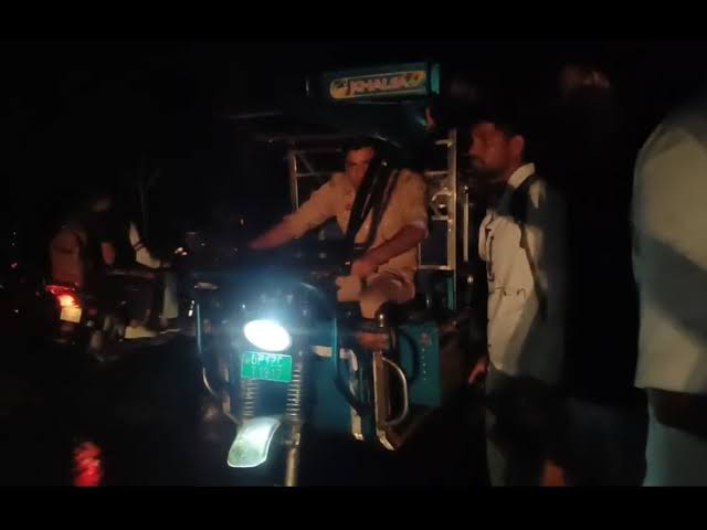 कांवड़ से टकराया ई-रिक्शा, पुलिस ने गंगाजल मंगवाकर शांत कराया मामला