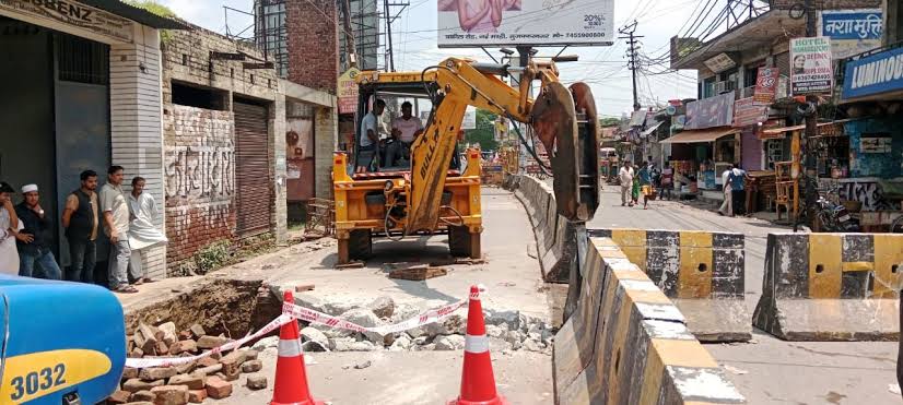 मुज़फ्फरनगर में बड़ा हादसा टला, सड़क धंसने से मची अफरा-तफरी