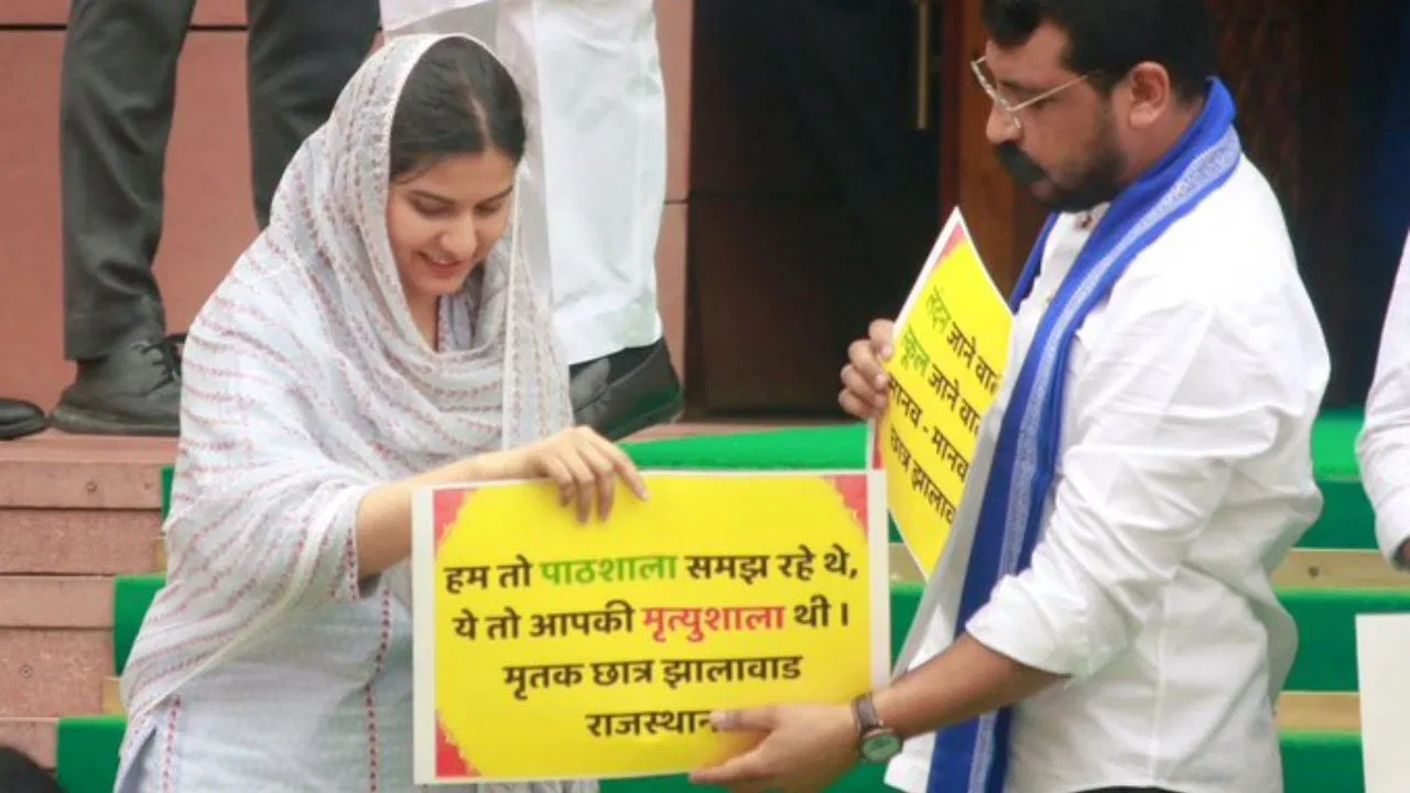 झालावाड़ हादसा: संसद में विरोध प्रदर्शन के दौरान चंद्रशेखर ने इकरा हसन को थमाया पोस्टर