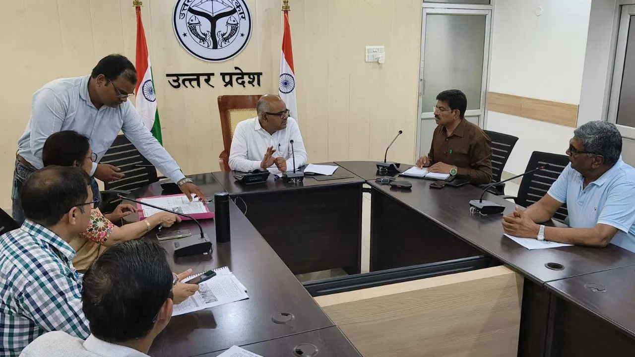 डॉ. हरिदत्त नेमी दोबारा बने कानपुर के सीएमओ, डीएम से समीक्षा बैठक में हुई मुलाकात