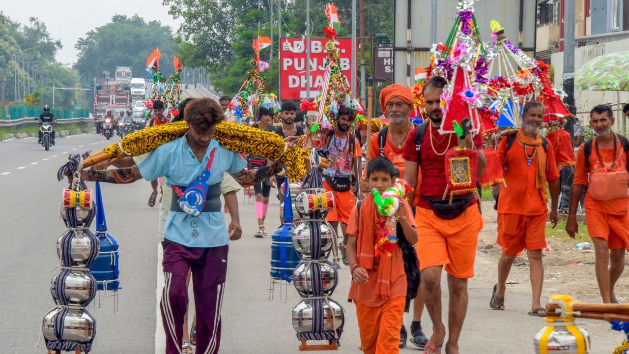दिल्ली में कांवड़ यात्रा मार्ग पर विहिप का अभियान, दुकानों को मिल रहा 'सनातनी सर्टिफिकेट'