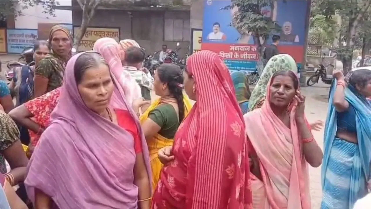 लाडली बहन योजना के पैसे से पी रहे शराब, महिलाएं पहुंचीं कलेक्टर दरबार