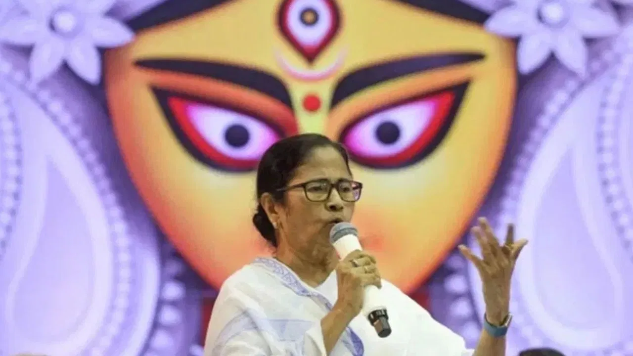 पश्चिम बंगाल सरकार ने दुर्गा पूजा समितियों के लिए बढ़ाया अनुदान, अब मिलेंगे ₹1.10 लाख
