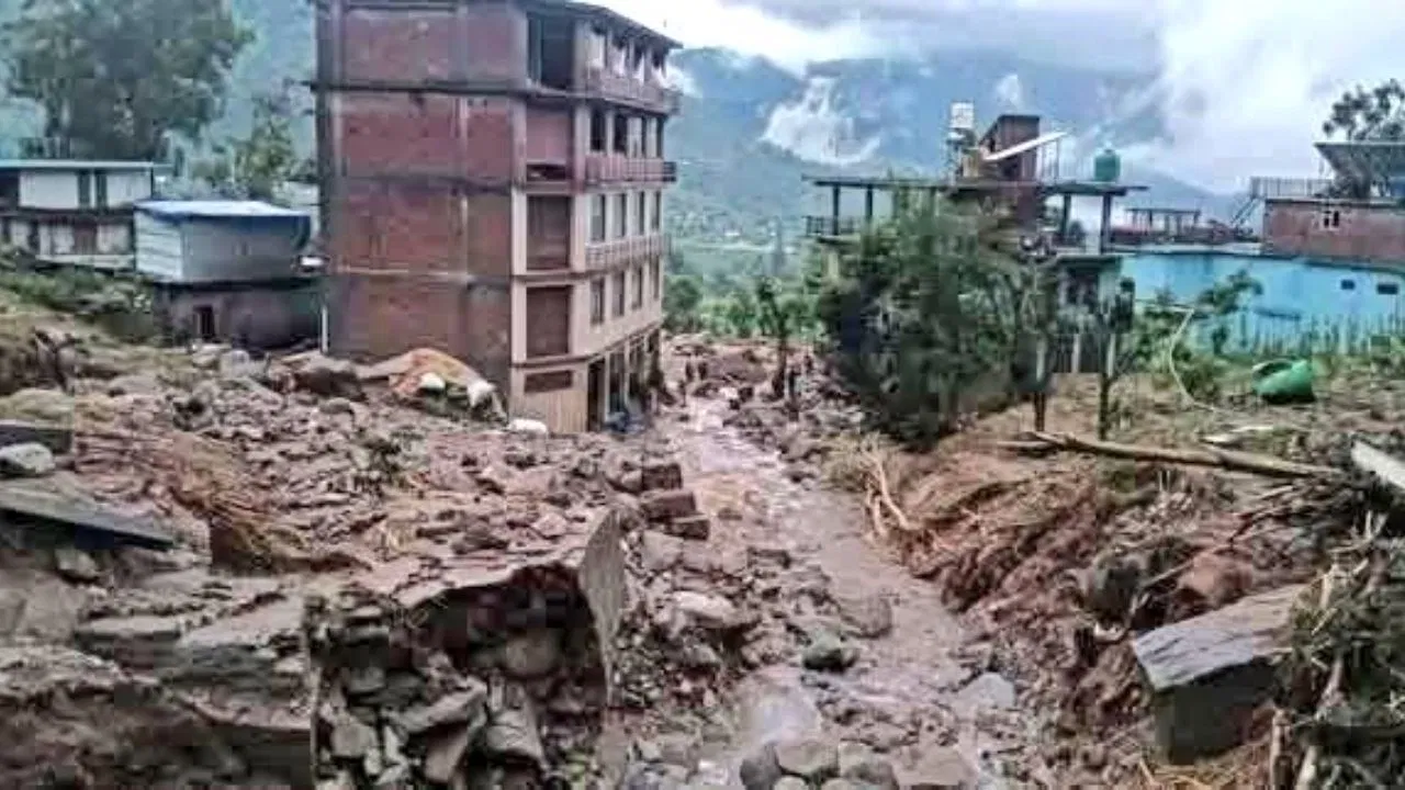 हिमाचल में बारिश का कहर: बादल फटने से मंडी में 4 की मौत