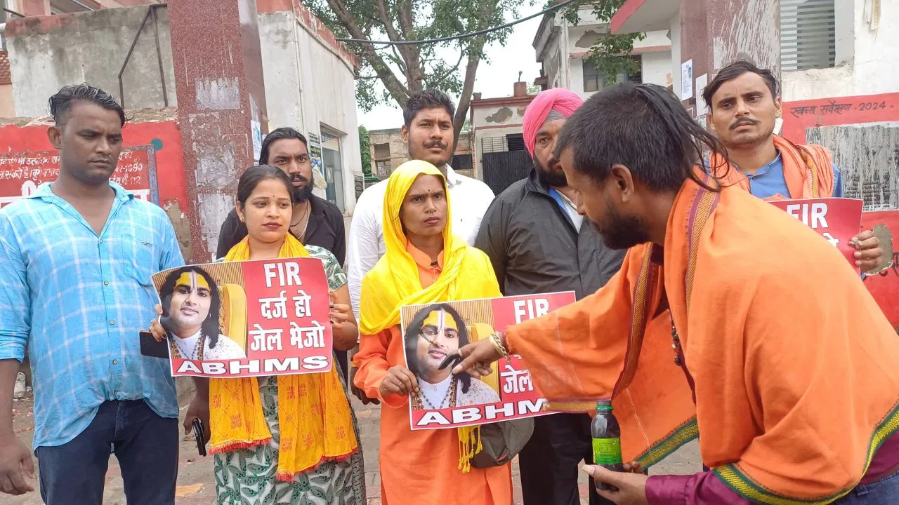 वृंदावन में अनिरुद्धाचार्य के बयान पर विवाद, महिला संगठनों ने जताया आक्रोश