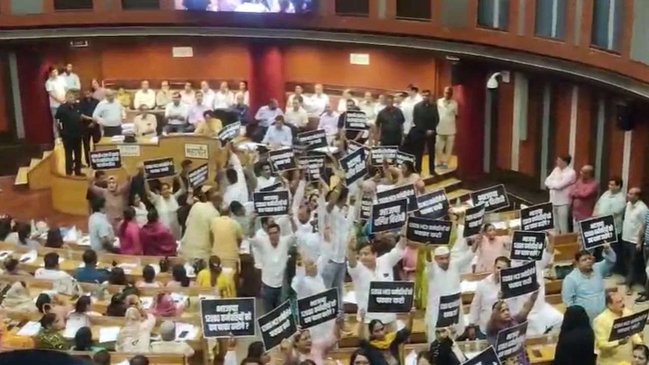 दिल्ली एमसीडी में हंगामा: आप पार्षदों ने 12,000 कर्मचारियों के स्थायीत्व की उठाई मांग