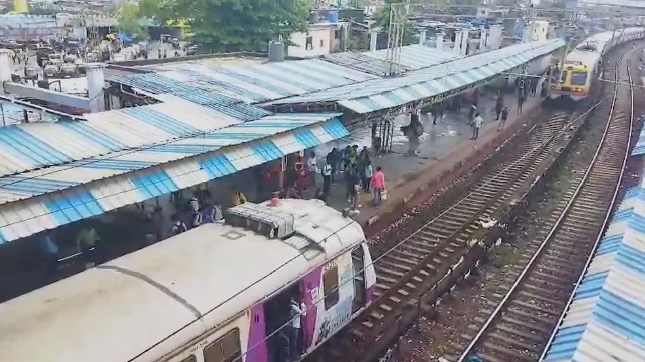 मुंबई लोकल में बड़ा हादसा टला, एक ही ट्रैक पर आमने-सामने आ गईं दो ट्रेनें