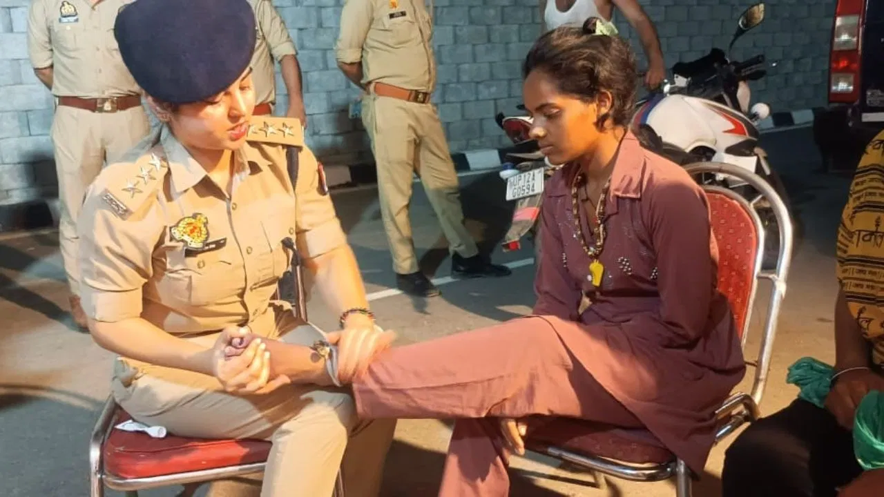 सेवा में समर्पण: महिला सीओ ऋषिका सिंह ने निभाया फर्ज, कांवड़ियों के दबाए पैर
