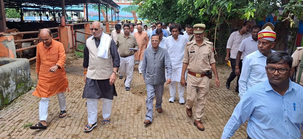 मेरठ: कान्हा गोशाला की दुर्दशा देख भड़के मंत्री, नगर स्वास्थ्य अधिकारी को हटाया