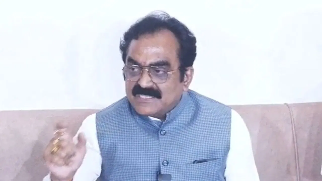 राकेश सिंह का विवादित बयान: ‘गड्ढों से पूरी तरह निजात संभव नहीं’