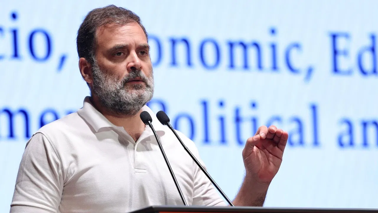 मोदी-ट्रंप संबंधों पर कांग्रेस का तंज, कहा- देश को भुगतनी पड़ रही है कीमत