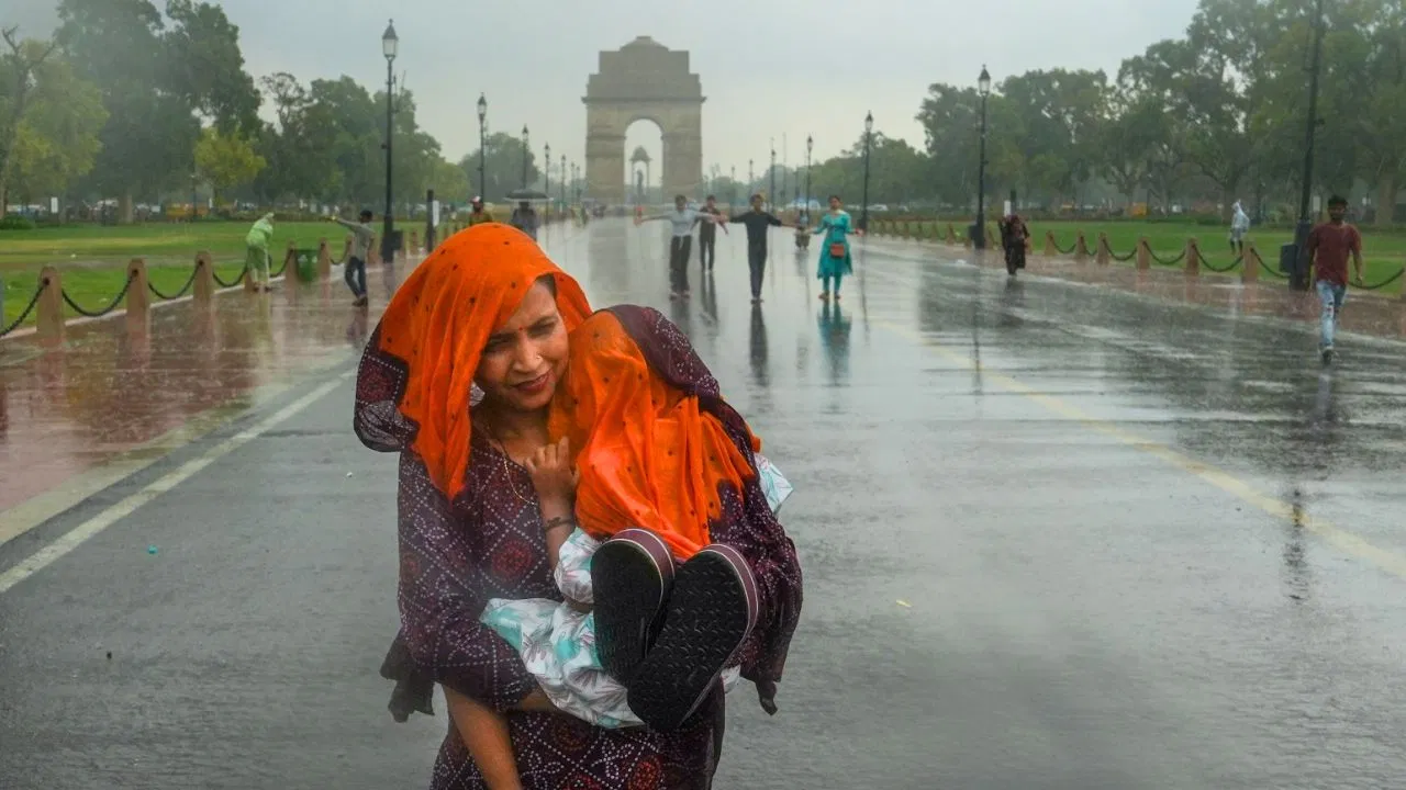काले बादलों का कब्जा जारी, दिल्ली में अगले कई दिन रुक-रुक कर बारिश का अनुमान