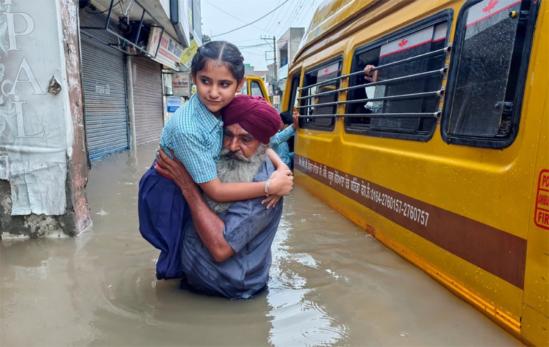 मानसून का कहर: यूपी में 18 की मौत, राजस्थान में बाढ़ जैसे हालात, कई राज्यों में अलर्ट जारी