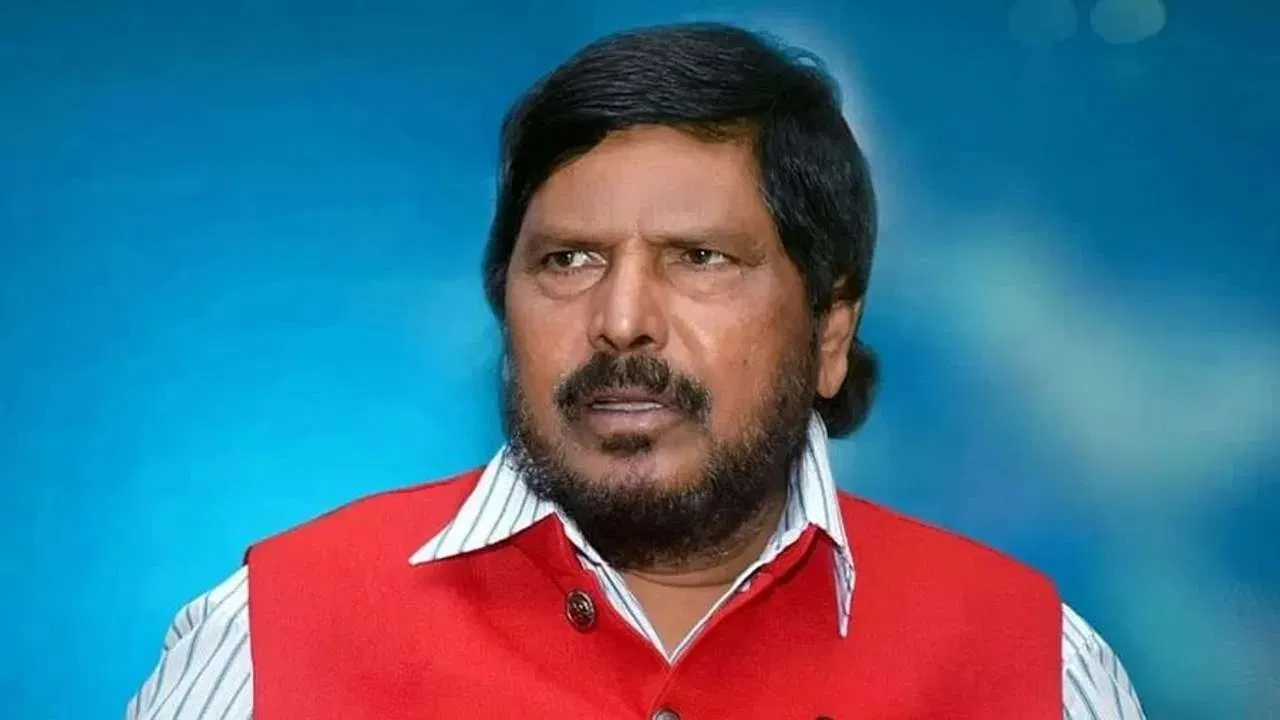 मुंबई में भाषा की दादागीरी पर बोले अठावले, कहा- मराठी सम्मानित हो, पर डराना अपराध