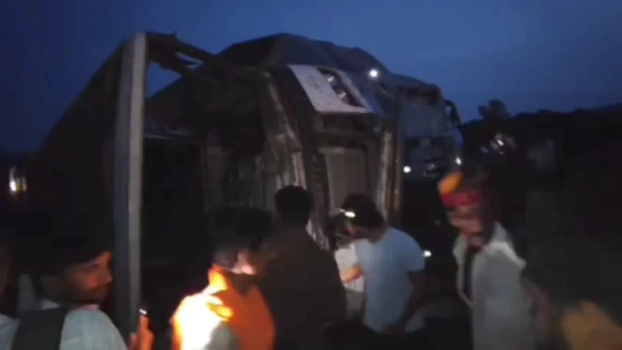 बारां में बस और ट्रक की भीषण टक्कर, छह की मौत की आशंका, 24 यात्री घायल