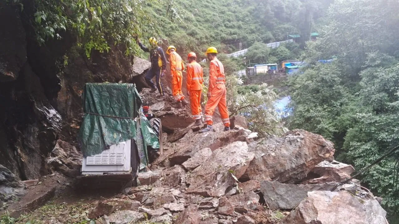 रुद्रप्रयाग में बादल फटा: घर-गाड़ियां मलबे में दबीं, केदारनाथ यात्रा रोकी गई