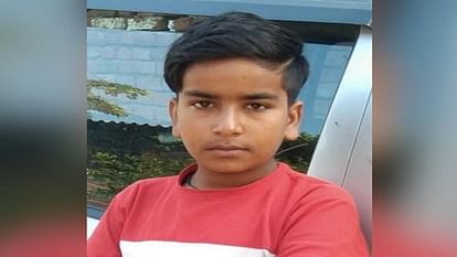 आवारा गोवंश की टक्कर से किशोर की मौत, पिता गंभीर घायल