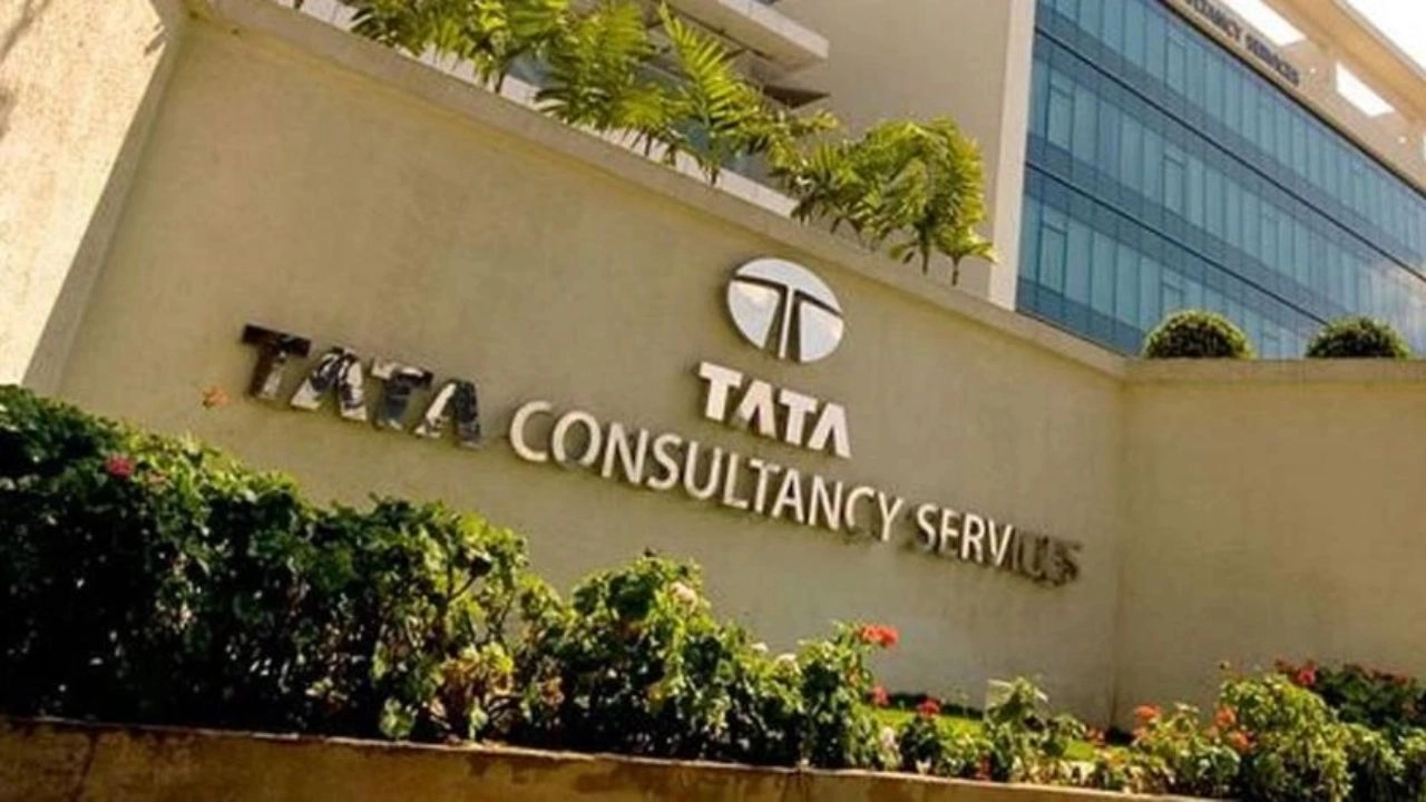 छंटनी की खबर से टीसीएस के निवेशकों में बेचैनी, शेयर 1.23% फिसले