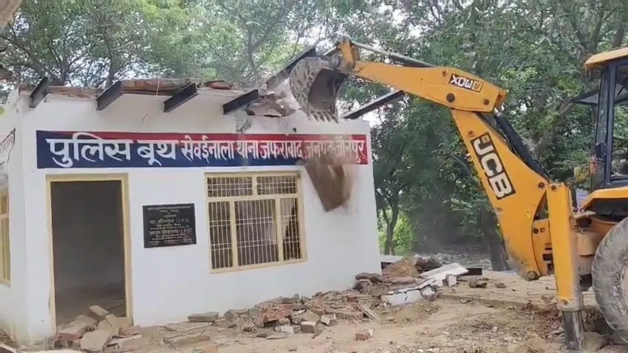 जौनपुर में चारागाह की जमीन पर बना पुलिस बूथ हाईकोर्ट के आदेश पर ढहाया गया