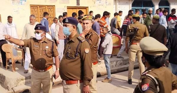 बिजनौर: दंपती की हत्या के अगले दिन गांव में दो संदिग्धों की पिटाई, पुलिस पर पथराव