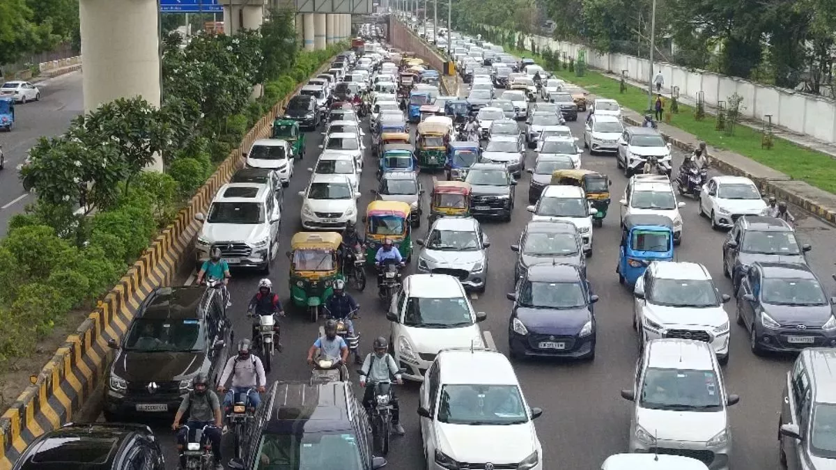 नोएडा: बार-बार नियम तोड़ने वालों के वाहन का निलंबन तय, तैयार हुई 8 हजार गाड़ियों की सूची