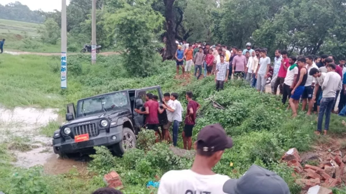 अनियंत्रित थार की टक्कर से महिला की मौत, चार घायल; गुस्साए ग्रामीणों ने किया सड़क जाम