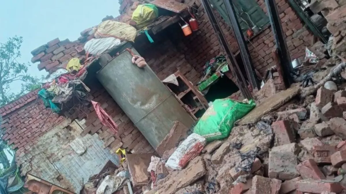 गढ़मुक्तेश्वर में मकान की छत गिरने से छह घायल, गर्भवती महिला की हालत नाजुक