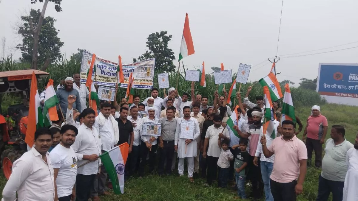 भूमि अधिग्रहण के खिलाफ किसानों का अनोखा विरोध, खेतों में फहराया तिरंगा