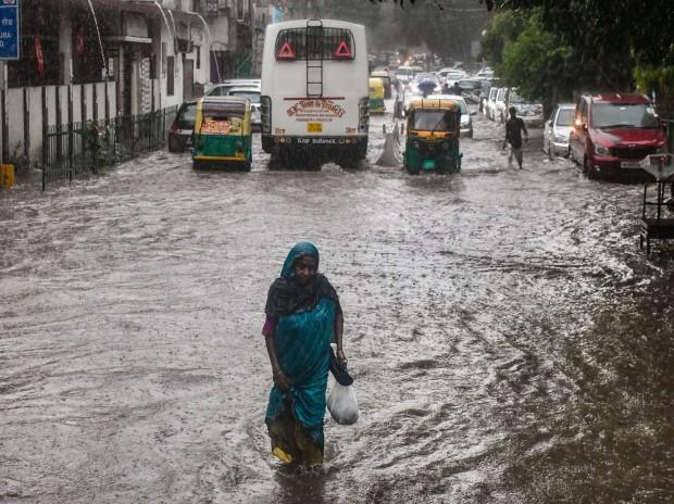 बारिश से एनसीआर में जलभराव और जाम, दिल्लीवासियों को मिली गर्मी से राहत