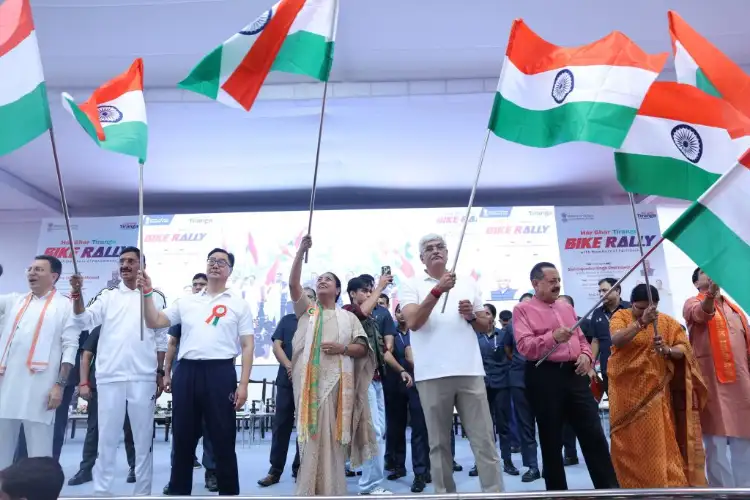 दिल्ली में बेटियों के लिए तिरंगा साइक्लोथॉन, सीएम रेखा गुप्ता ने किया शुभारंभ