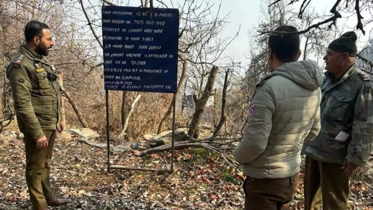 कश्मीर: दो आतंकियों की करोड़ों की संपत्ति जब्त, पाकिस्तान में छिपा आतंकी आसिफ