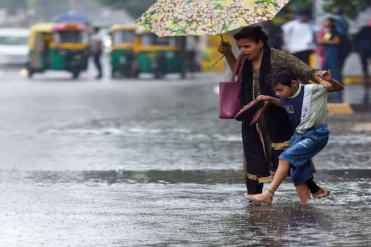 भारी बारिश के चलते बहराइच में कक्षा एक से आठ तक के स्कूल किए गए बंद